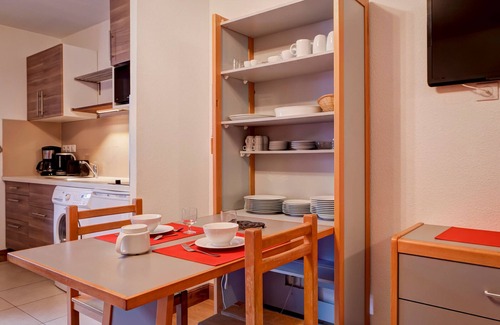 Brides-les-Bains Apartamento | Estudio renovado en el corazón de Brides-les-Bains para 4 personas con balcón y vistas al parque