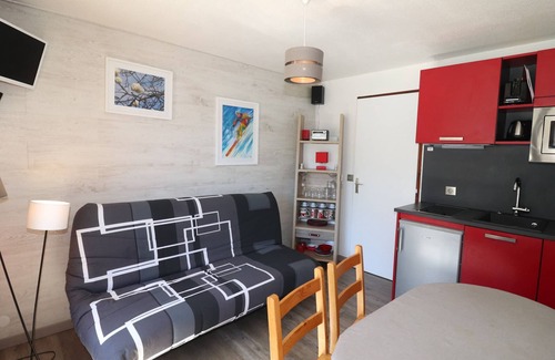 Les Almes Apartamento | Estudio renovado cerca de pistas y comercios con balcón privado