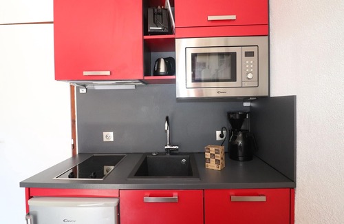 Les Almes Apartamento | Estudio renovado cerca de pistas y comercios con balcón privado