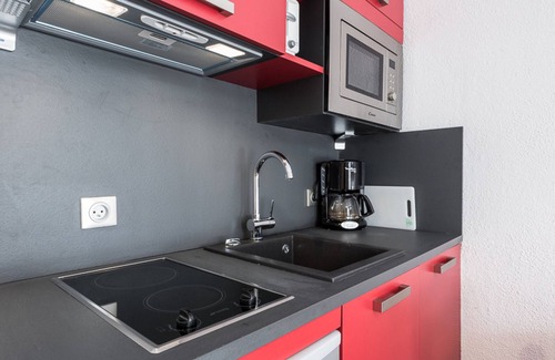 Les Almes Apartamento | Estudio renovado cerca de pistas y comercios con balcón privado