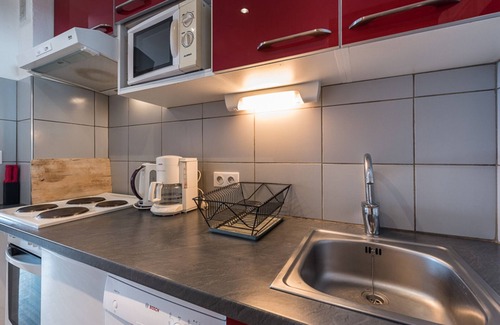 Les Almes Apartamento | Estudio renovado cerca de pistas y comercios, balcón, admite mascotas