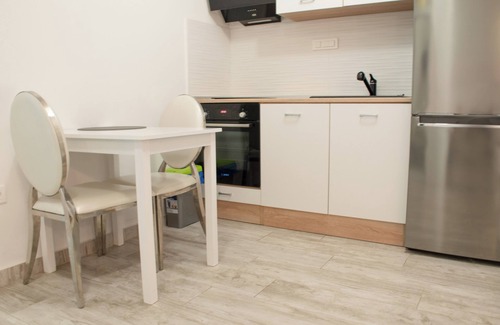 Donji Grad Apartamento | Renovated Studio w Floor Heating 65" TV, Washer & Tumble Dryer