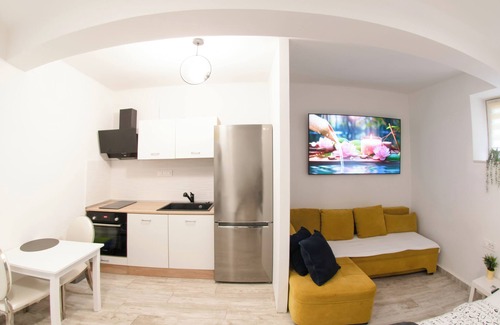Donji Grad Apartamento | Renovated Studio w Floor Heating 65" TV, Washer & Tumble Dryer