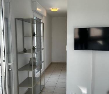 Le Bon Sauveur Apartamento | Renovated studio with 50 m2 terrace