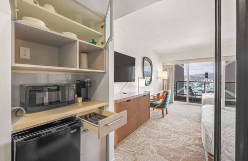 Ala Moana Condominio | Renovated, Stunning Views Condo Hotel 1711
