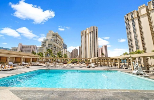 Ala Moana Condominio | Renovated, Stunning Views Condo Hotel 1711