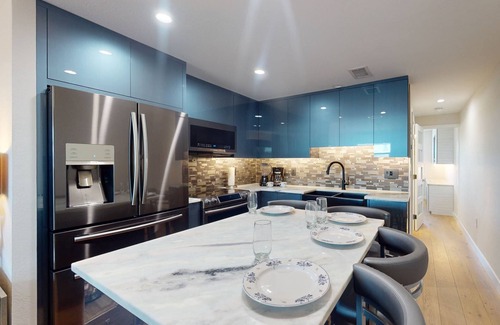 Sunset Beach Condominio | Renovated Sunset Beach Waterfront Condo with Water Views, Pool, Fishing Dock & Beach Access.