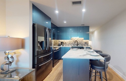 Sunset Beach Condominio | Renovated Sunset Beach Waterfront Condo with Water Views, Pool, Fishing Dock & Beach Access.