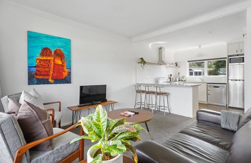 Takapuna Casa | Renovated Takapuna 2BR Apt - Parking