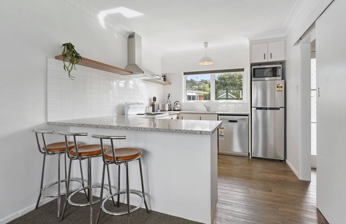 Takapuna Casa | Renovated Takapuna 2BR Apt - Parking