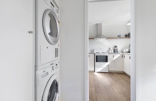 Takapuna Casa | Renovated Takapuna 2BR Apt - Parking