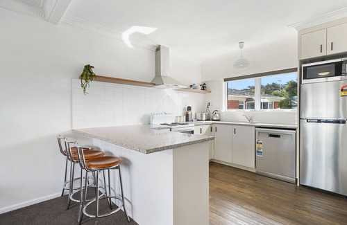 Takapuna Casa | Renovated Takapuna 2BR Apt - Parking