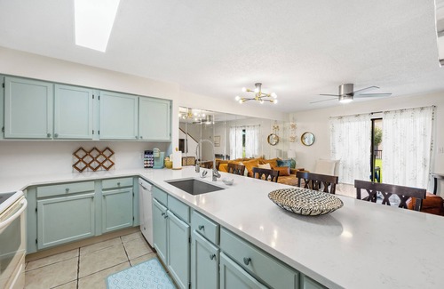 Mary Esther Casa | Renovated Town-home -Steps to Santa Rosa Sound 2BR , Washer/Dryer, Seasonal Pool