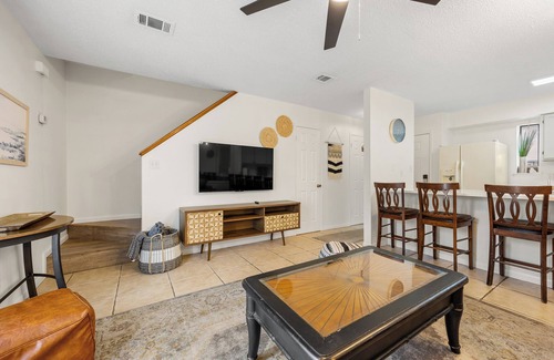 Mary Esther Casa | Renovated Town-home -Steps to Santa Rosa Sound 2BR , Washer/Dryer, Seasonal Pool