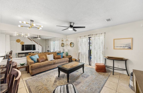 Mary Esther Casa | Renovated Town-home -Steps to Santa Rosa Sound 2BR , Washer/Dryer, Seasonal Pool