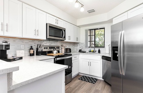 Delray Beach Casa | Renovated Townhome with King & Lakeview