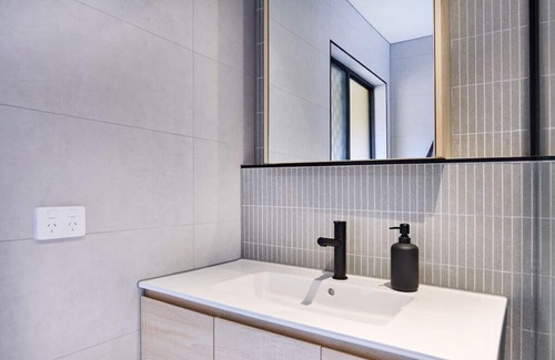 Benowa Casa | Renovated townhouse 1 bedroom