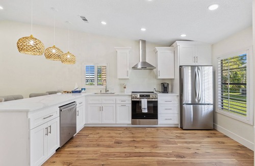 New Smyrna Beach Condominio | Renovated Venetian Villas Corner Retreat with Pool, Patio, Close to Beach and Town