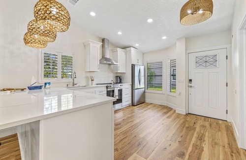 New Smyrna Beach Condominio | Renovated Venetian Villas Corner Retreat with Pool, Patio, Close to Beach and Town