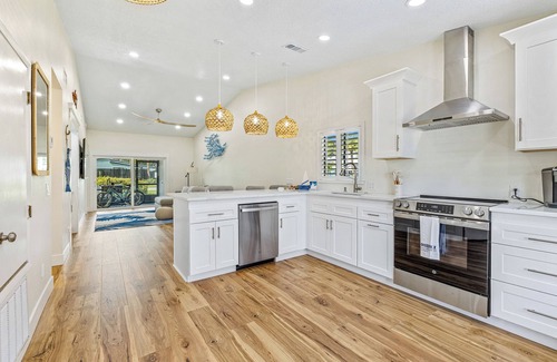 New Smyrna Beach Condominio | Renovated Venetian Villas Corner Retreat with Pool, Patio, Close to Beach and Town