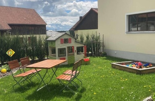 Hemau Apartamento | Casa de vacaciones renovada (110 m2) con bañera y conexión Wi-Fi gratuita