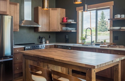 Cody Cabina | Rent 2 luxury cabins: sleep 16! Fire pits, outdoor dining, stunning skies on the edge of Cody.