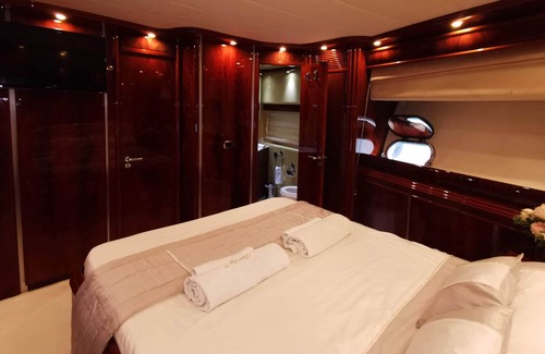 Barceloneta Alquiler De Eote | Rent a Luxury Motor Yacht in Port Olympic