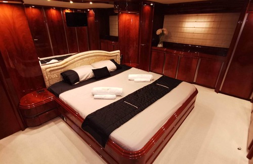 Barceloneta Alquiler De Eote | Rent a Luxury Motor Yacht in Port Olympic