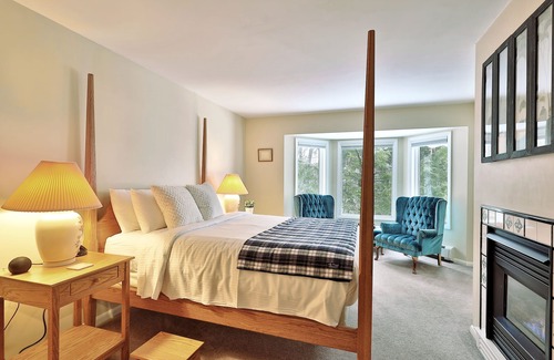 Killington Cabina | Rent An Inn! Takeover The Birch Ridge W/ Your Group. Mountain Lodge: 11 Rooms, Bar, Fireplace. 28ppl 11 Bedroom Home