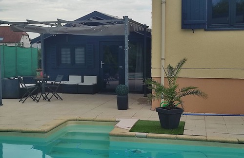 Sainte-Croix-en-Plaine Chalet De Esquí | Rent fully equipped gite 20 square meters with terrace and shared pool access