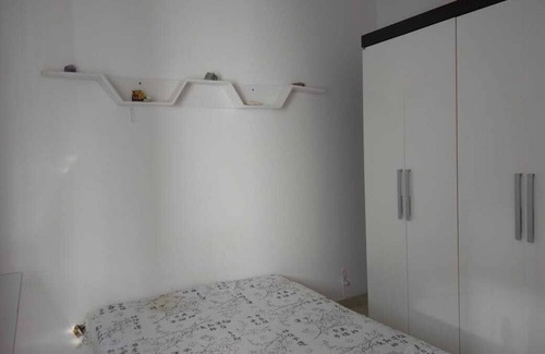 Pituba Casa | Alquilo habitación semi amueblada con excelente ubicación y acceso a transporte público.
