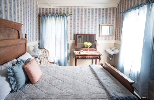 Avery Hotel | Alquile todo el histórico Avery Hotel Sierra Getaway and Venue