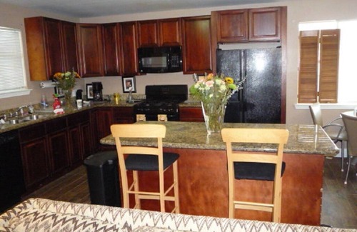 Lower Ninth Ward Casa | RENTAL FOR SUPER BOWL AND/OR MARDI GRAS. 10 MIN TO QUARTER -3 OFF STREET PARK