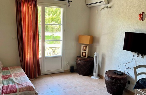 Gallargues-le-Montueux Cabaña | Rental of an apartment with 2 bedrooms in a residence with swimming pool