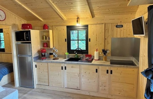 Lacoste Cabina | Rental of 2 wooden cabins for 10 people (heating & air-conditioning)