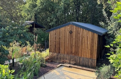 Lacoste Cabina | Rental of 2 wooden cabins for 10 people (heating & air-conditioning)