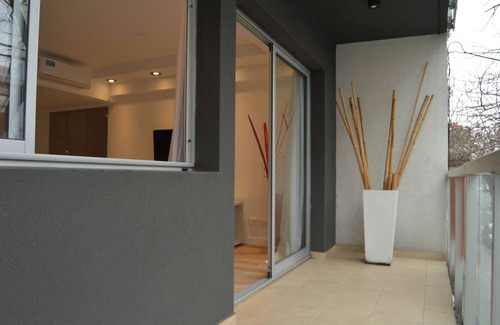 Balvanera Apartamento | RentUp-Mono moderno con balcón y piscina
