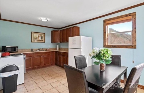 Hot Springs Apartamento | Reopened since Helene! Stay right in the heart of Hot Springs, NC