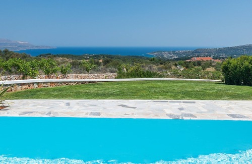 Apokoronas Villa | Una nueva villa construida con piscina privada y vista al mar sin obstáculos