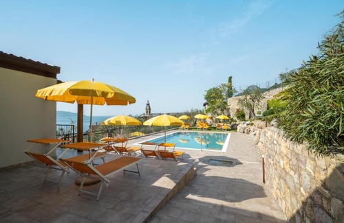 Gargnano Apartamento | Residence Dany appartamenti con cucina vista lago piscina e parcheggio
