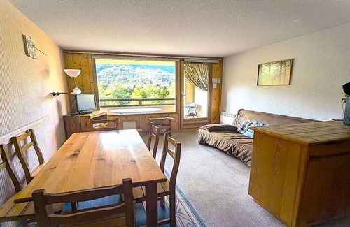 Vallouise-Pelvoux Apartamento | Residence Les Cytises - Nice T2 with balcony for 4 people with mountain views.