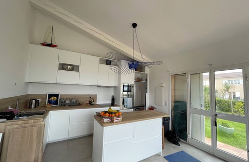 Pineto Condominio | Duplex 'pies en el agua' con jardín privado de 300 m2