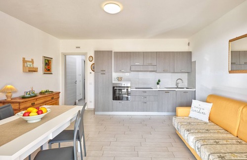 Pastrengo Apartamento | Residenza Pastrengo - apartment Girasole with pool and terrace