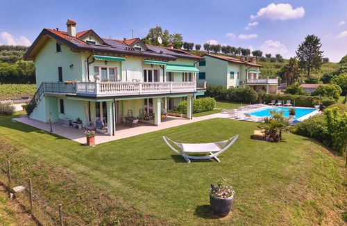 Pastrengo Apartamento | Residenza Pastrengo - apartment Girasole with pool and terrace