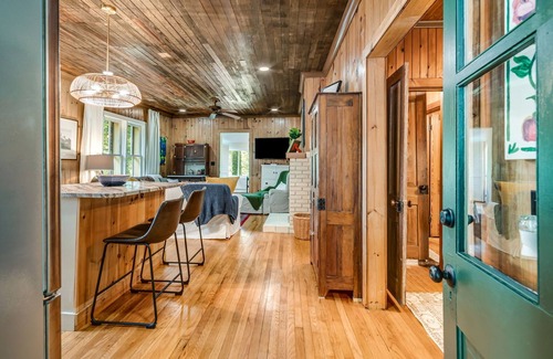 Saluda Cabina | Resilience Road Cabin: pet friendly, walk to downtown Saluda, near hiking!