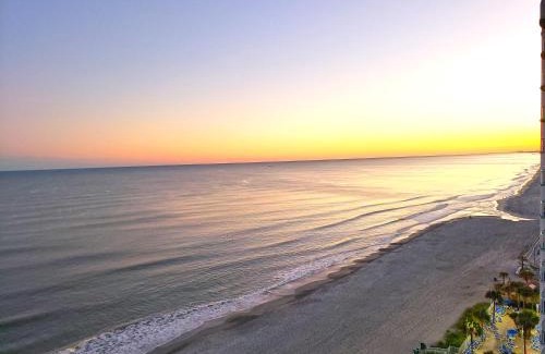 Downtown Myrtle Beach Apartamento | Resort condo w fire pit & balcony