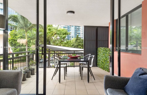 Kangaroo Point Apartamento | Resort Living < 10mins CBD ~ 2Bed / 2Bath / 1Car