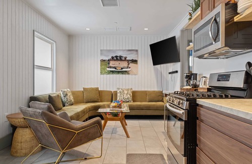 Stockton Casa | Resort Perks: 7 beds, Bungalow, full kitchen, deck