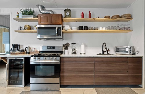 Stockton Casa | Resort Perks: 7 beds, Bungalow, full kitchen, deck