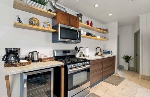 Stockton Casa | Resort Perks: 7 beds, Bungalow, full kitchen, deck